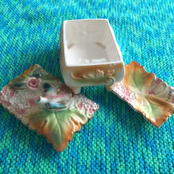 Vintage Japanese footed jar with lid and a small plate majolica? 3D flower et - Picture 4 of 8